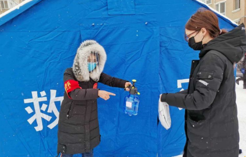 鐵選廠黨支部書記邱菊在為社區居民郵件消毒。