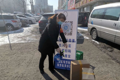 圖為七礦公司鐵選廠黨員張玉瑩沖在疫情防控的最前沿，深入社區擔任黨員志愿者。（傅喜有攝）
